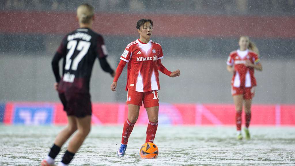 Momoko Tanikawa führt den Ball während es schneit.