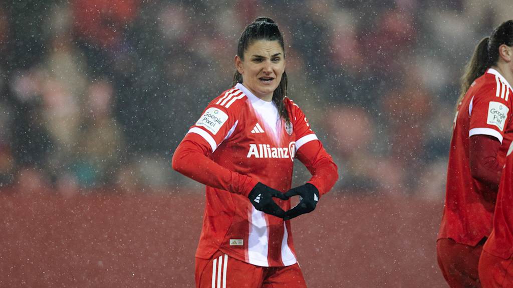 Jovana Damnjanović formt mit beiden Händen ein Herz.