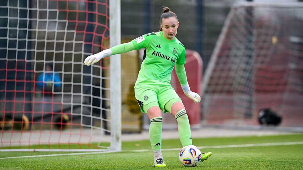 Sophie Klein passt den Ball im Trikot der FC Bayern Frauen II.