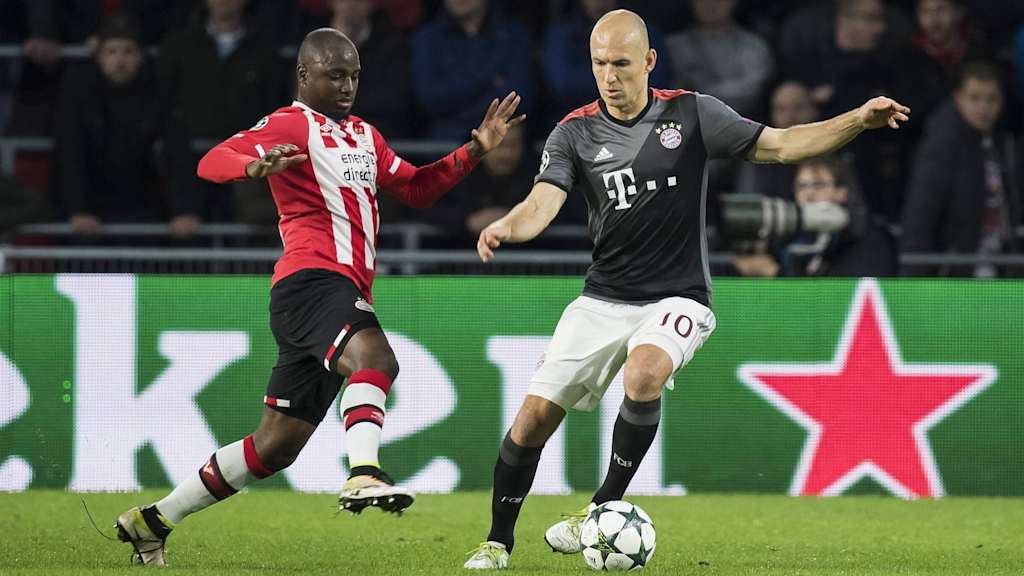 Arjen Robben in the black FC Bayern jersey in a tussle with a PSV player.