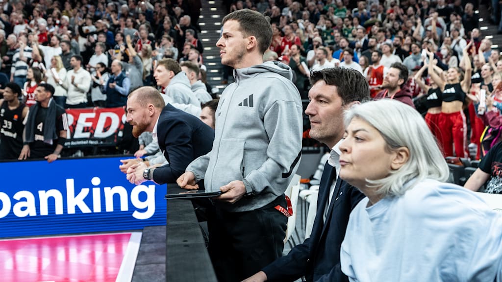 Irina Hemmerling sitzt auf der Bank des FC Bayern Basketball