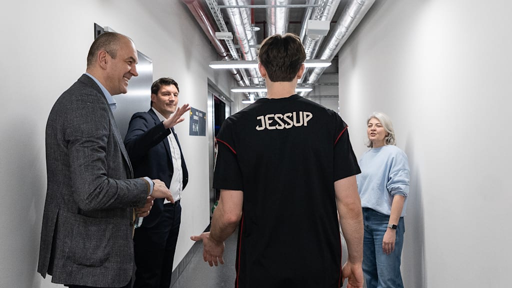 Justinina Jessup klatscht mit Dragan Tarlac, Ivan Djerman und Irina Hemmerling ab