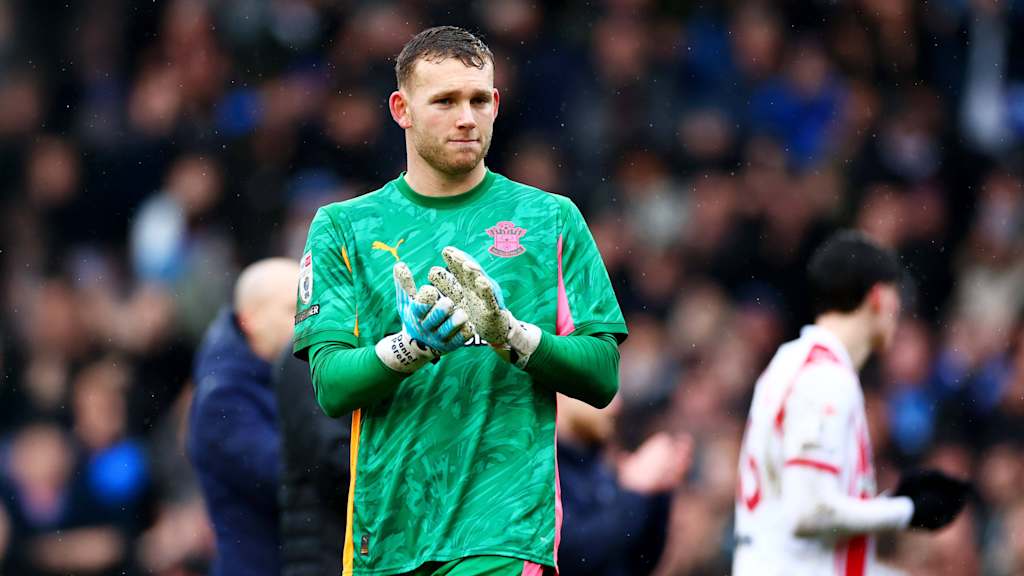 Daniel Peretz klatscht während eines Spiels von Southampton.