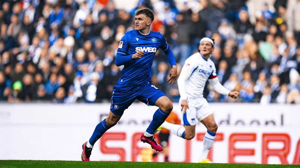 Paul Scholl sprintet und trägt das Trikot des Karlsruher SC.