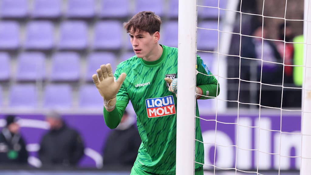 Max Schmitt gibt Anweisungen im Trikot des SSV Ulm.