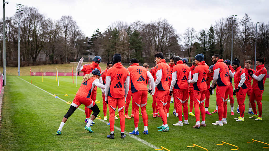 Sacha Boey muss nach seiner Rückkehr ins Training durch das Spalier seiner Mitspieler beim FC Bayern