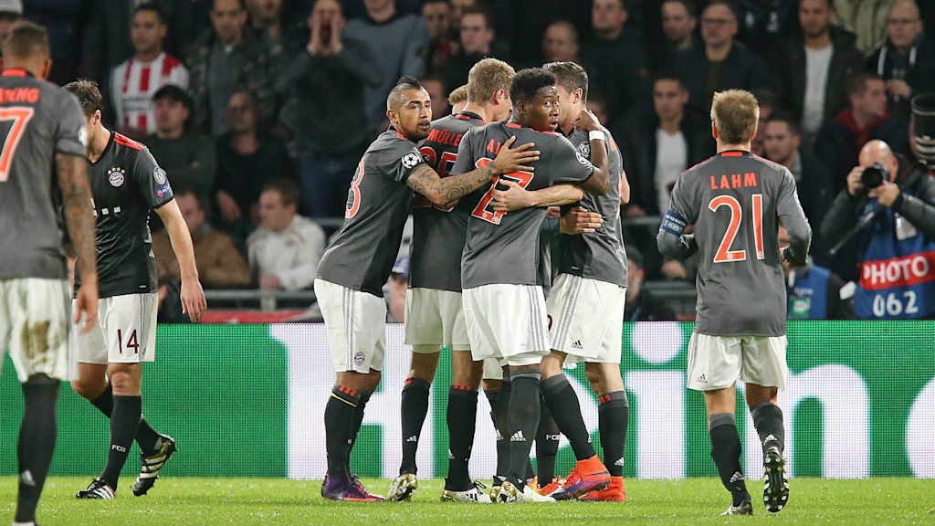 Eine Jubeltraube in schwarzen Trikots um David Alaba und Arturo Vidal in Eindhoven.