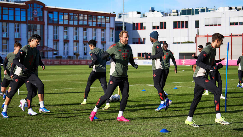 Harry Kane in Grün im Abschlusstraining des FC Bayern vor dem Champions League-Spiel in Eindhoven