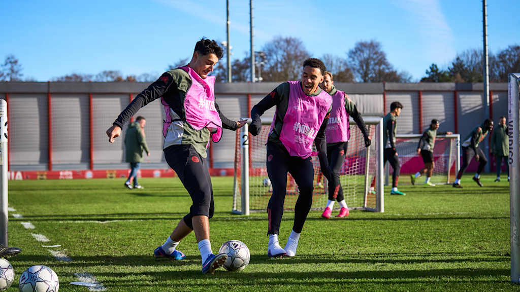 Aleks Pavlovic und Jamal Musiala in Grün im Abschlusstraining des FC Bayern vor dem Champions League-Spiel in Eindhoven