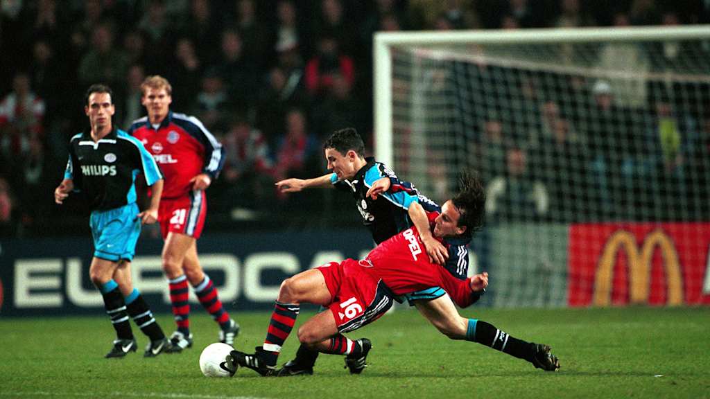 Zweikampf zwischen Mark van Bommel und Jens Jeremies im Champions League-Spiel zwischen Eindhoven und dem FC Bayern