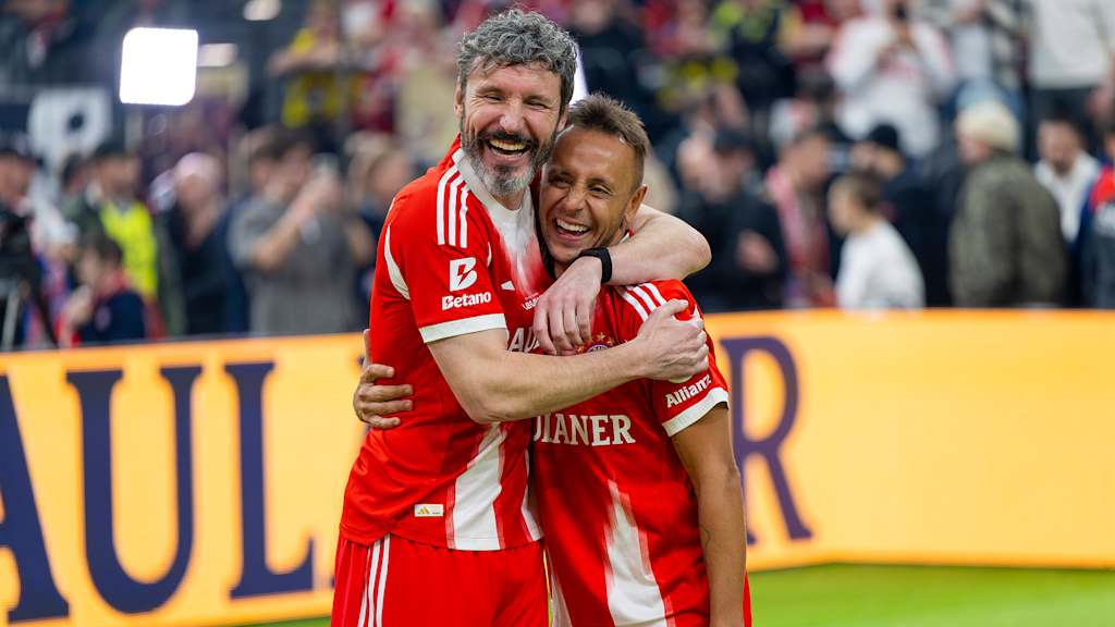 Mark van Bommel und Rafinha umarmen sich beim Legends Cup