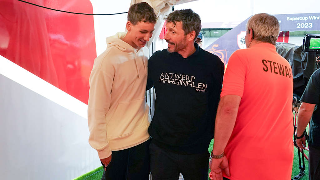 Mark van Bommel umarmt Sohn Ruben
