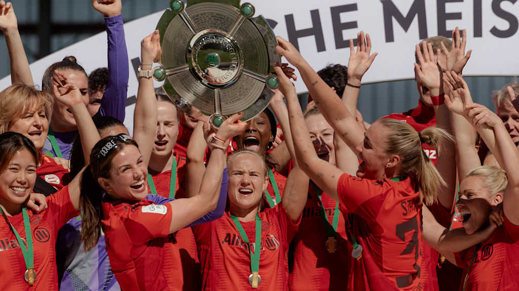 Die FC Bayern Frauen feiern die Deutsche Meisterschaft 2025 am Campus.