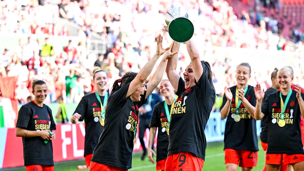 Tuva Hansen und Jovana Damnjanović jubeln mit dem DFB-Pokal nach dem gewonnenen Endspiel in Köln.