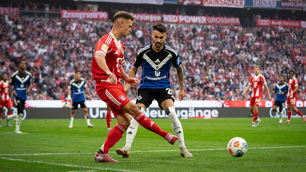 Joshua Kimmich passt den Ball im Bundesliga-Spiel FC Bayern gegen Hamburger SV.
