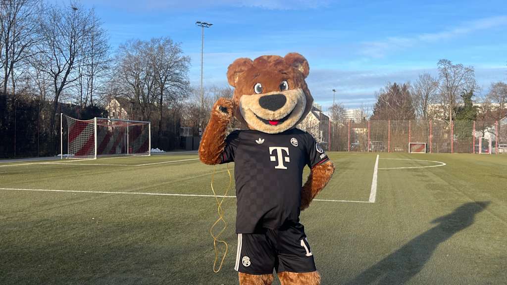 Berni auf dem Kunstrasenplatz mit einem Sprungseil in den Händen.