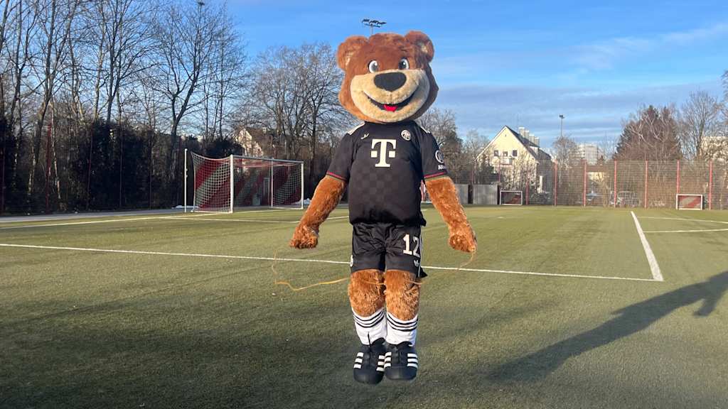 Berni auf dem Kunstrasenplatz springt hoch über das Sprungseil.
