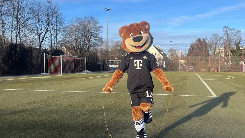 Berni auf dem Kunstrasenplatz springt mit einem Bein über das Seil.