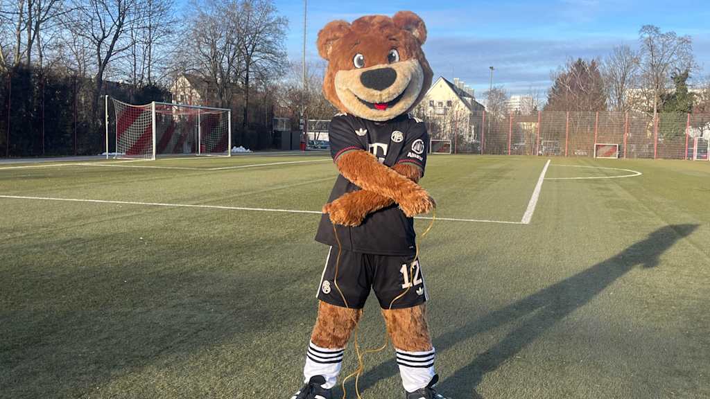 Berni auf dem Kunstrasenplatz und hält das Sprungseil überkreuzt.