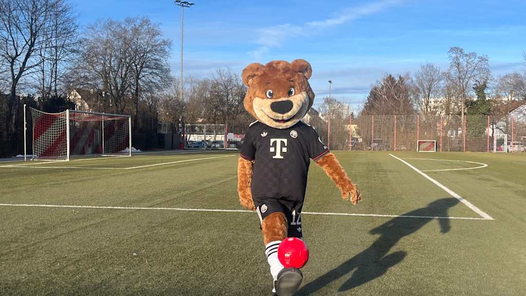 Berni auf dem Kunstrasenplatz und jongliert mit seinem Fuß den Ball.