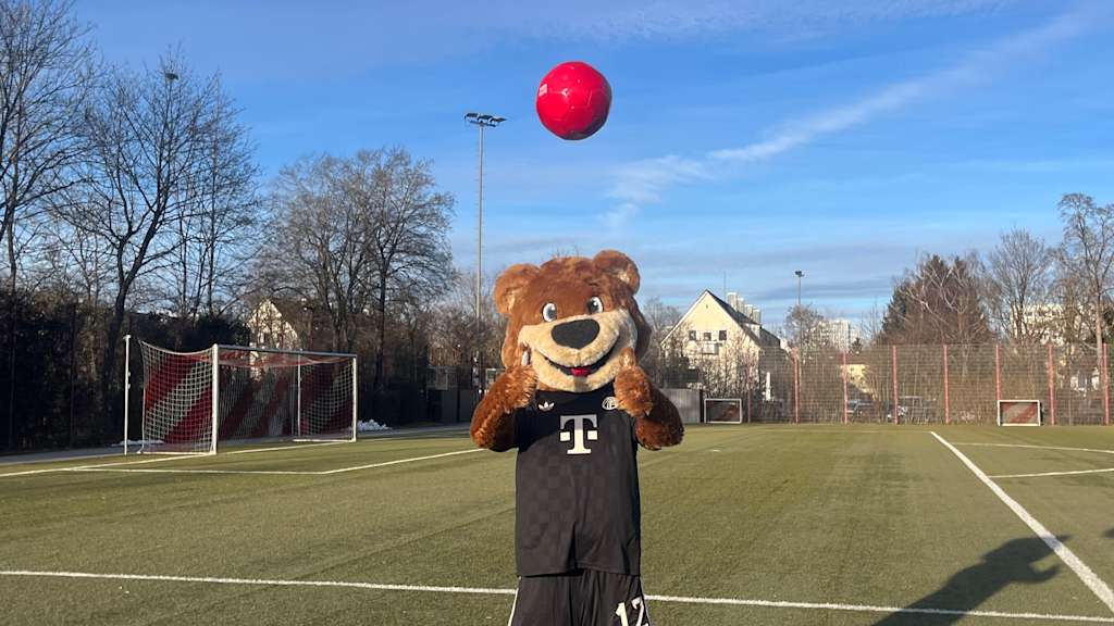 Berni auf dem Kunstrasenplatz wirft einen Ball nach oben.