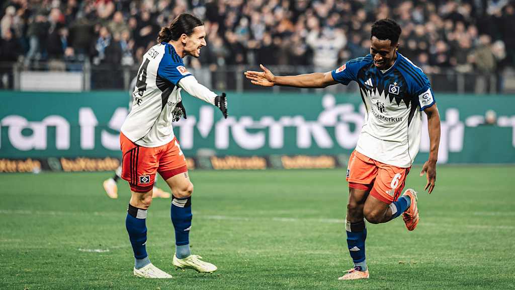 Rayan Philippe und Albert Sambi Lokonga klatschen ab.