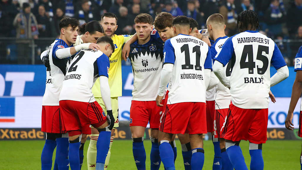 Die Spieler des Hamburger SV bilden einen Kreis vor einem Bundesliga-Spiel.