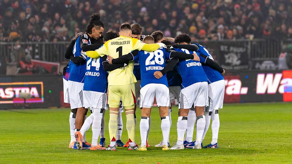 Spieler des Hamburger SV bilden einen Kreis vor einem Bundesliga-Spiel.