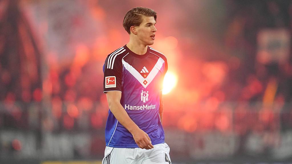 Luka Vušković im Spiel des Hamburger SV beim FC St. Pauli