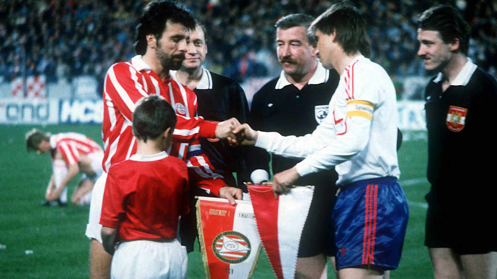 Bayern-Kapitän Klaus Augenthaler bei der Platzwahl mit PSV-Kapitän Eric Gerets