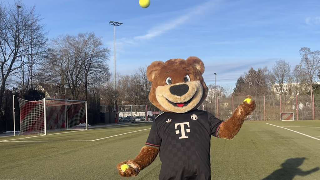 Berni auf dem Kunstrasenplatz beim Jonglieren.