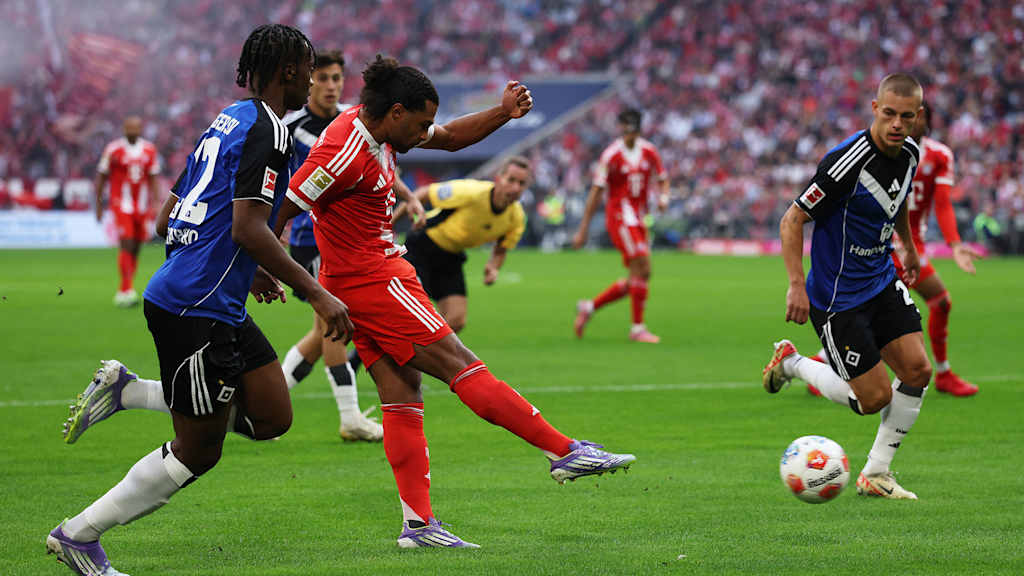 Serge Gnabry schließt ab zum 1:0 im Bundesliga-Spiel FC Bayern gegen Hamburger SV.
