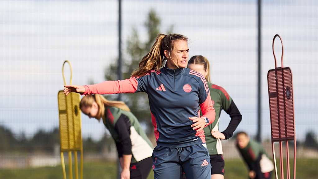 Clara Schöne erklärt eine Übung während einer Einheit am FC Bayern Campus.