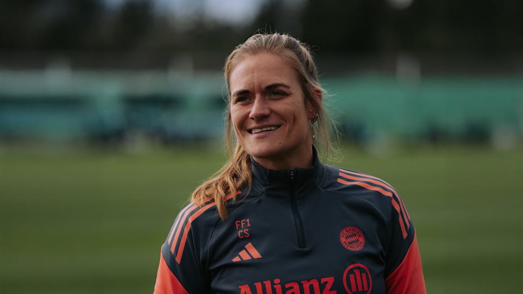 Clara Schöne lächelnd während einer Trainingseinheit der FC Bayern Frauen.