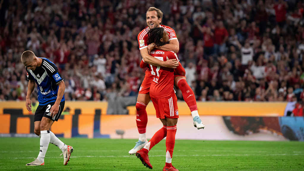 Harry Kane jubelt mit Vorlagengeber Michael Olise nach dem 5:0 imBundesliga-Spiel FC Bayern gegen Hamburger SV.