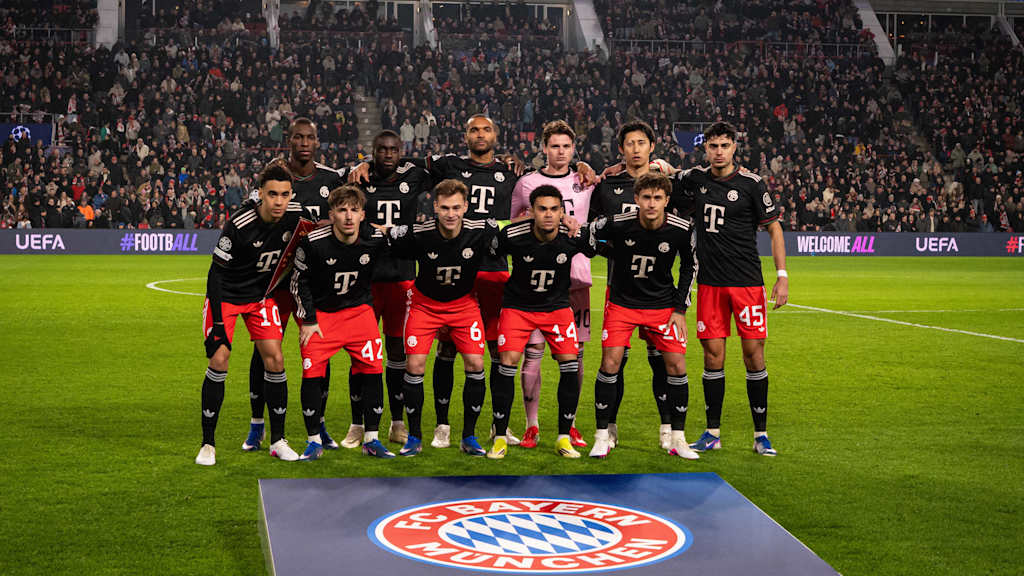 Das Mannschaftsfoto des FC Bayern in Schwarz in Eindhoven