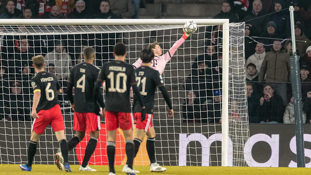Jonas Urbig in Pink im Champions League-Spiel des FC Bayern bei PSV Eindhoven