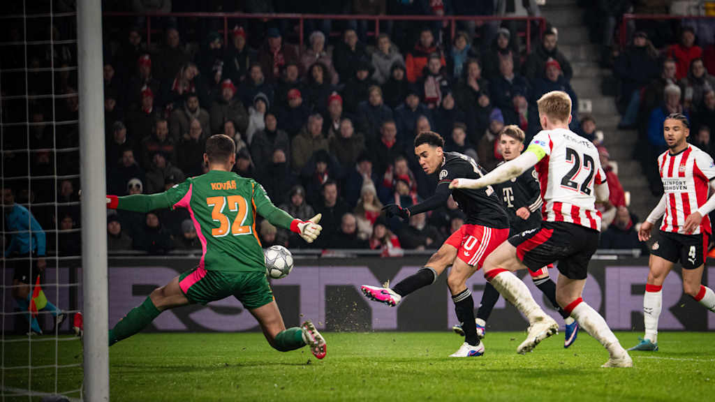 Jamal Musiala in Schwarz im Champions League-Spiel des FC Bayern bei PSV Eindhoven