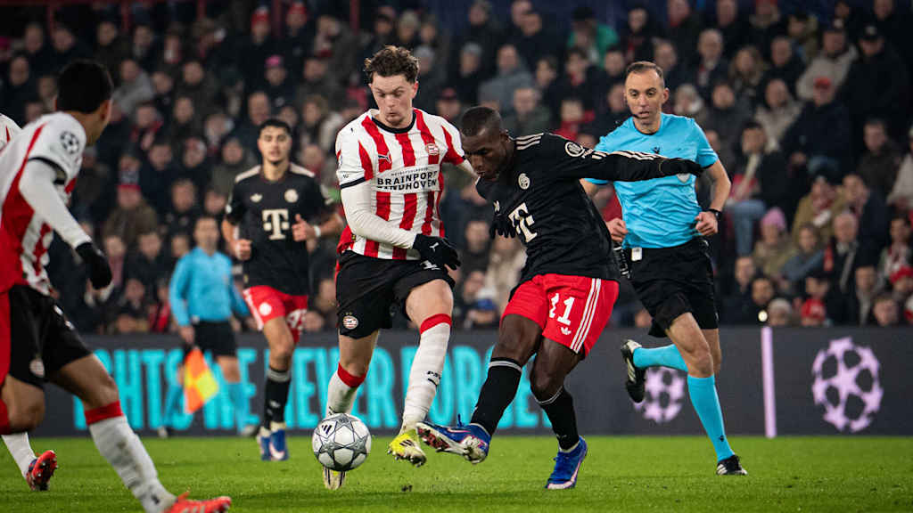 Nicolas Jackson in Schwarz im Champions League-Spiel des FC Bayern bei PSV Eindhoven
