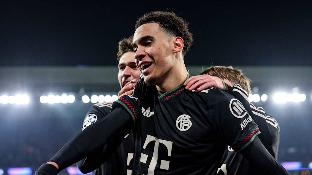 Jamal Musiala jubelt in Schwarz gegen Eindhoven