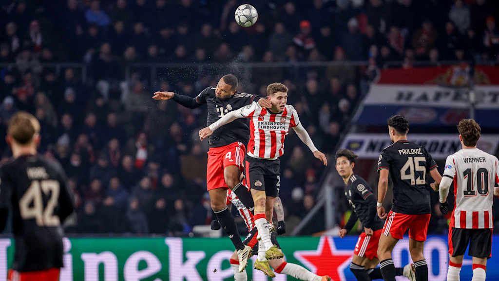 Jonathan Tah in Schwarz im Champions League-Spiel des FC Bayern bei PSV Eindhoven