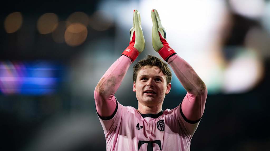 Jonas Urbig im pinken Trikot jubelt nach dem Sieg in Eindhoven