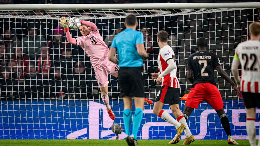 Jonas Urbig in Pink im Champions League-Spiel des FC Bayern bei PSV Eindhoven