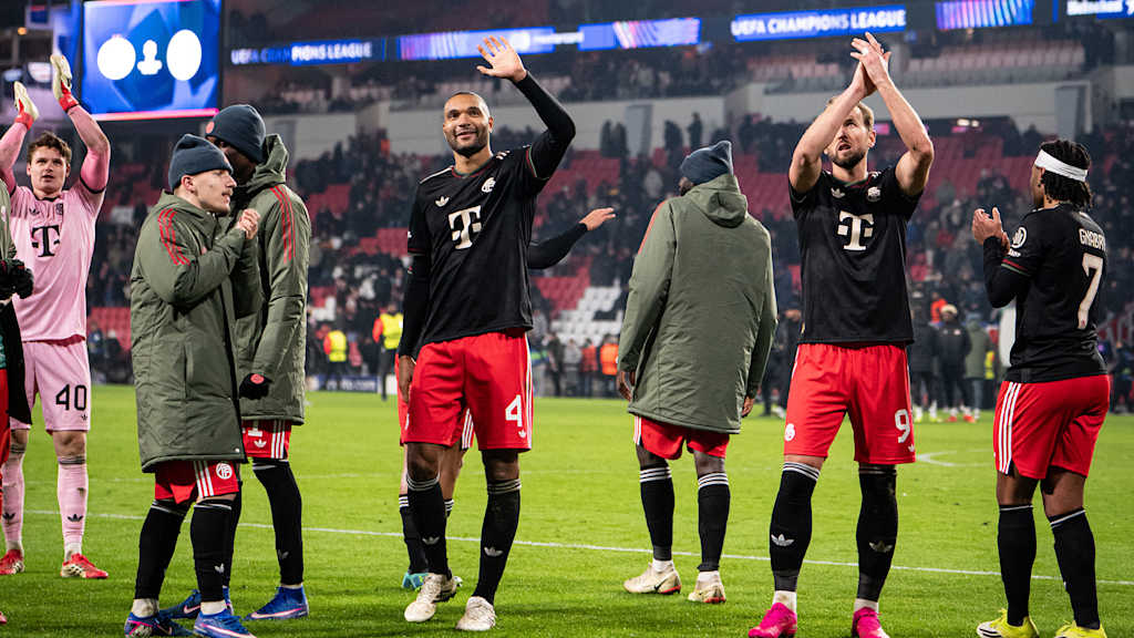 Jonathan Tah und Kollegen bedanken sich bei den mitgereisten Bayern-Fans nach dem Sieg in Eindhoven