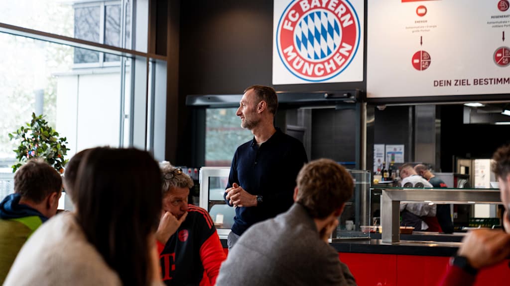 Jochen Sauer schaut nach links und lächelt.