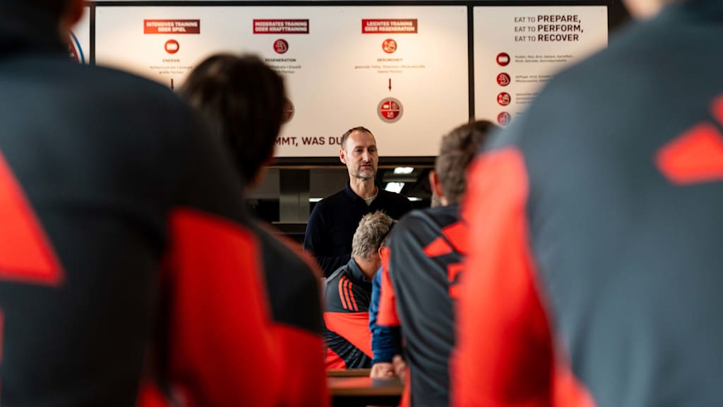 Jochen Sauer spricht zu Mitarbeitern des FC Bayern.