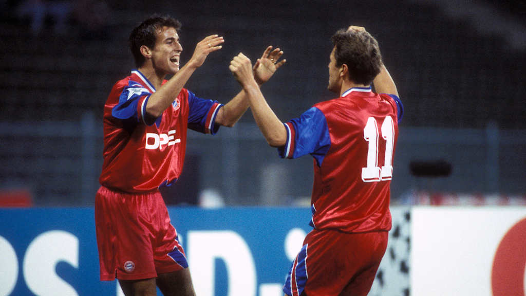 Ein Anfang ist gemacht: Torschütze Mehmet Scholl und Marcel Witeczek feiern 1994 gegen Kiew den ersten Champions-League-Treffer des FC Bayern.
