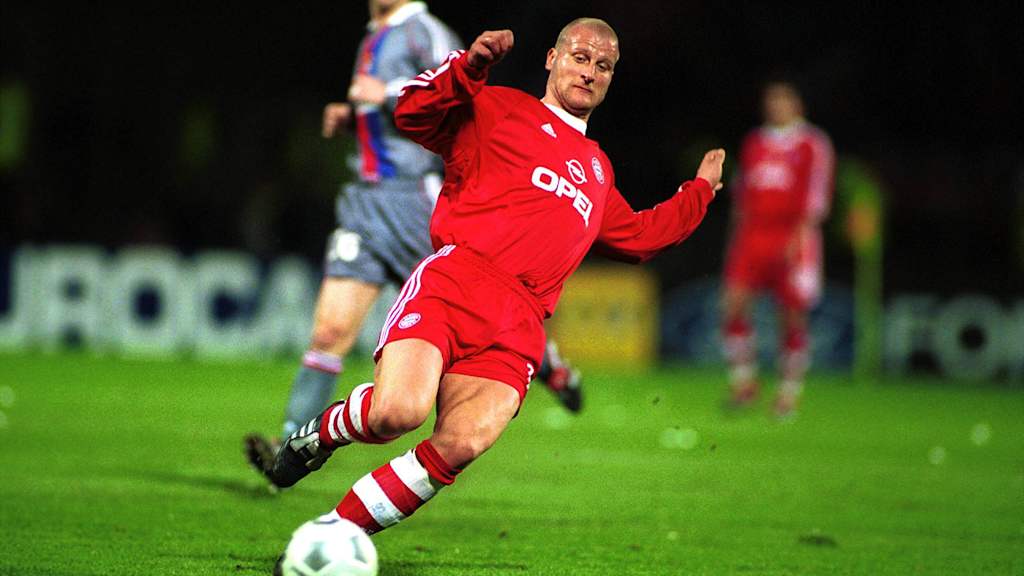 Auch ein Fußballgott rutscht mal aus: Carsten Jancker beim 0:3 in Lyon.