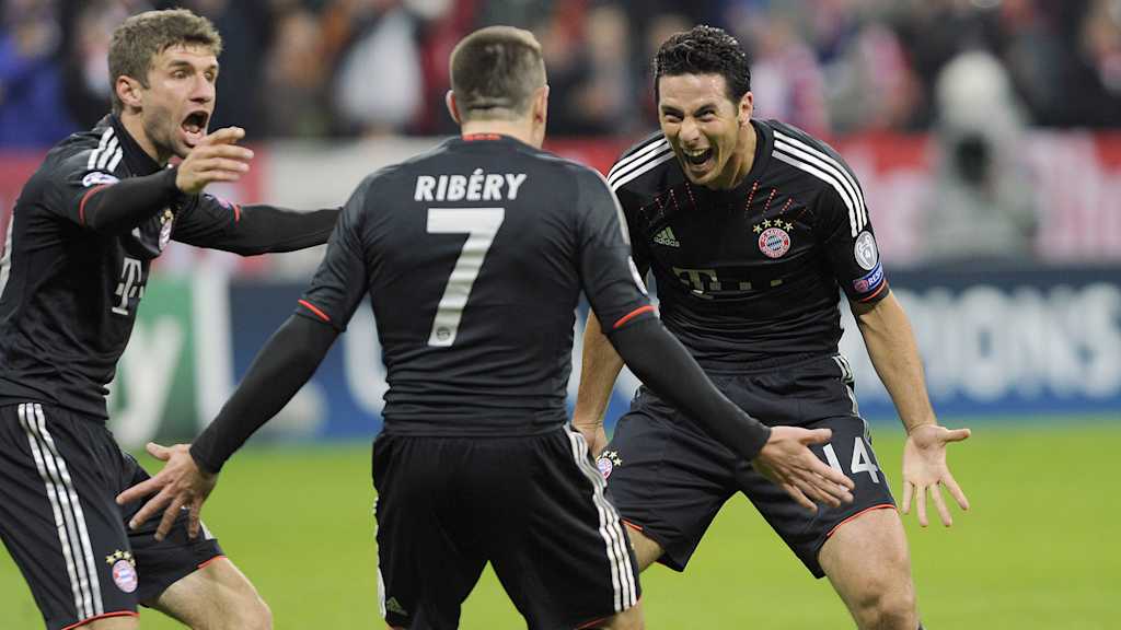 FC Feiern München: Thomas Müller, Franck Ribéry und Hattrick-Torschütze Claudio Pizarro jubeln 2012 beim 6:1 gegen Lille.