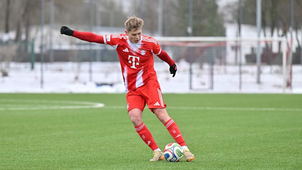 Anton Heinz führt den Ball.